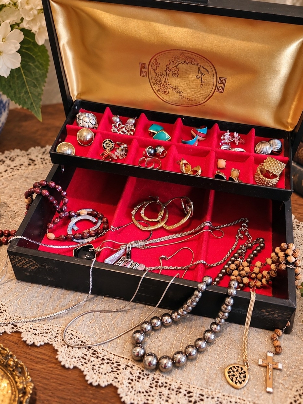 Vintage CHINOISERIE Jewelry BOX WITH jewelry
